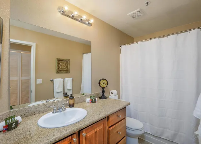 Heated Pool, Spa, Fitness Center, Location *