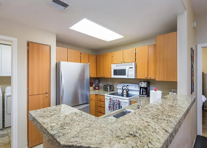 Heated Pool, Spa, Fitness Center, Location *