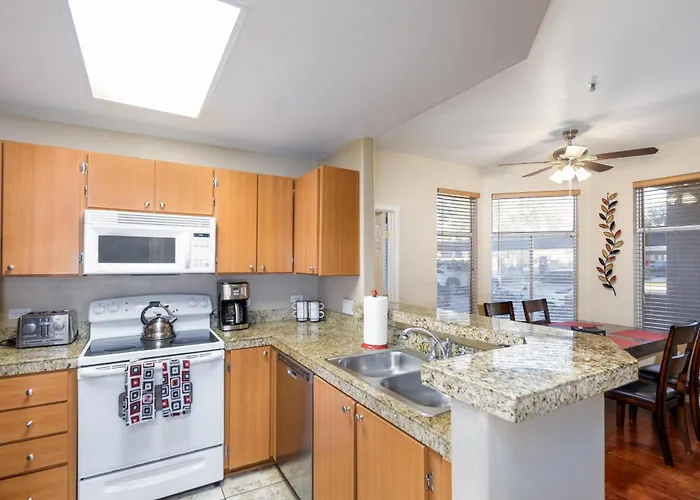 Heated Pool, Spa, Fitness Center, Location *